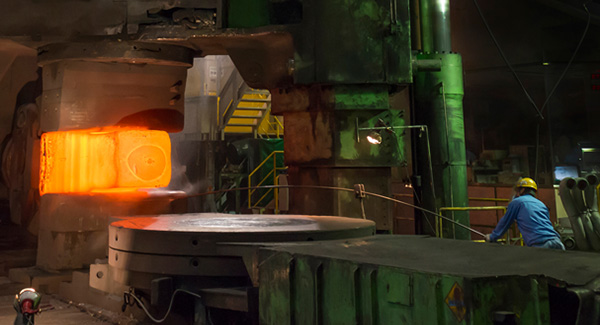 7,000トンプレス