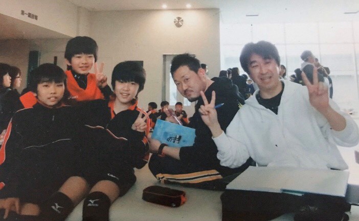 小学校時代(左上段のオレンジ服が私です)