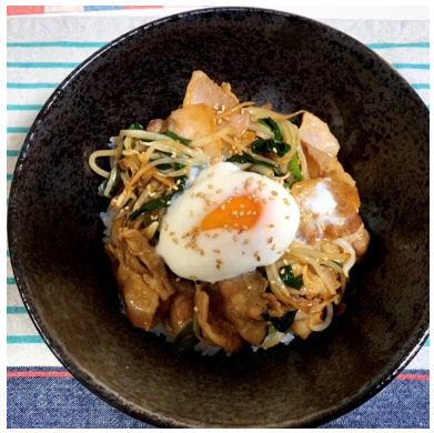 豚丼on玉です。(温玉を乗せるだけでそれっぽく見えてしまう不思議！) 