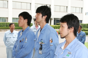 贈呈式に臨むレッドスターメンバー